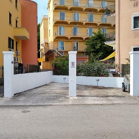 The Bluehouse - Spacious Top Floor Flat With Parking, By Mon Repos Beach Corfu  Exterior photo